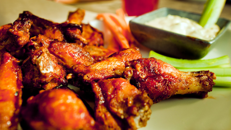 chicken wings with dipping sauce