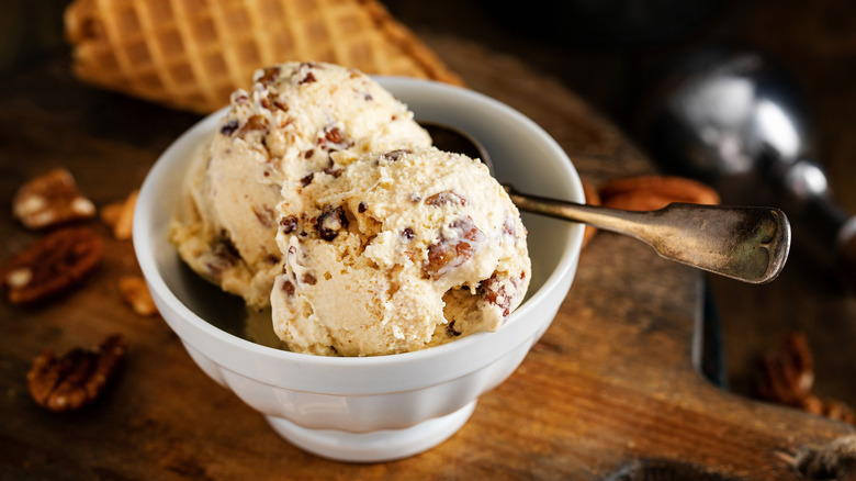 praline ice cream in a white bowl