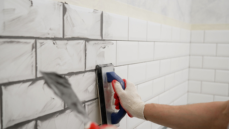 adding dark grout lines to kitchen backsplash