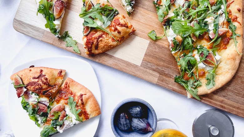fig arugula pizza slices