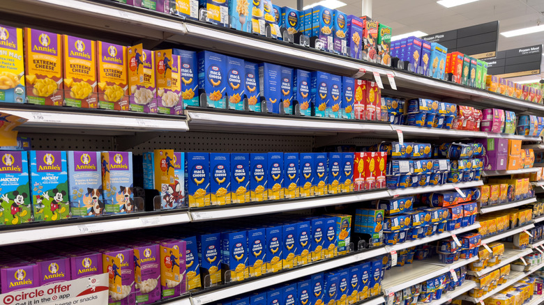 Supermarket aisle of boxed mac 'n cheese