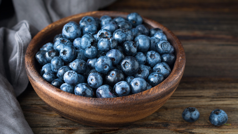 Fresh blueberries in a wooden bowl