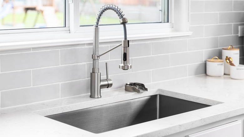 Professional kitchen faucet with spiralized sprayer