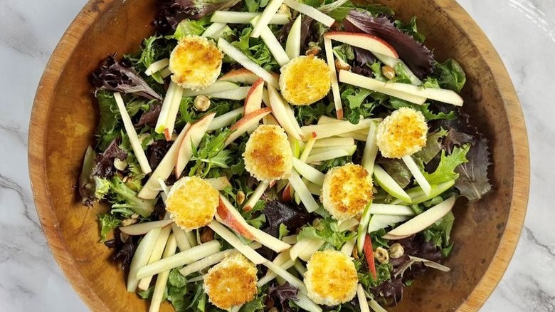 Salad with apple slices and breaded goat cheese