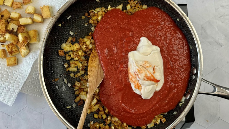tomato sauce in black frying pan