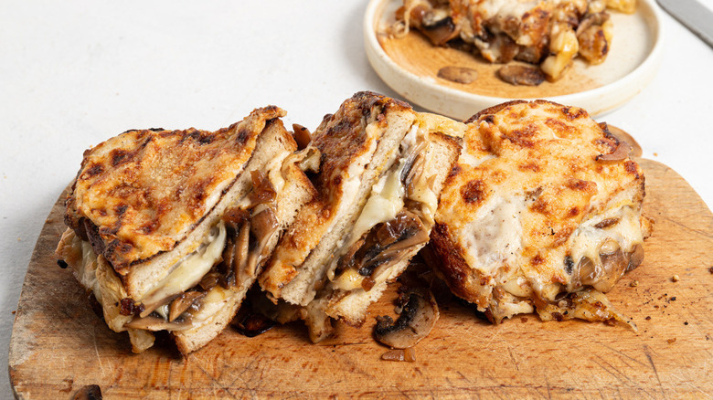 grilled cheese sandwich with mushrooms