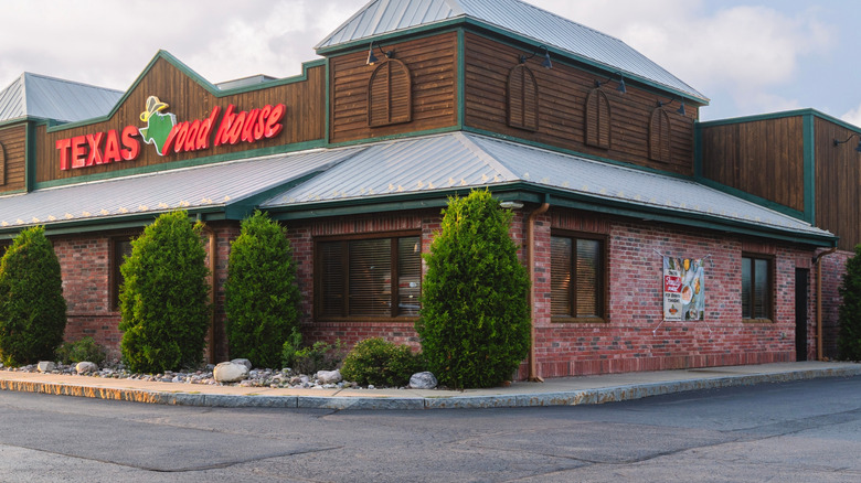 Exterior of a Texas Roadhouse restaurant